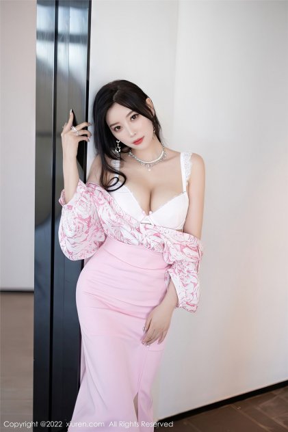 成熟放荡的肉色丝袜老师图片