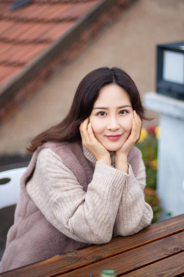 男人边吃奶边摸下面好爽视频(男人边吃边聊)